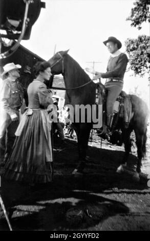 Momentaufnahme von JOEL McCrea und MAUDIE PRICKETT am Drehort offen im Herbst/Herbst 1948 während der Dreharbeiten in Durango auf DEM GEBIET VON COLORADO 1949 Regisseur RAOUL WALSH Drehbuch John Twist und Edmund H. North nach dem Roman High Sierra von W.R. Burnett Warner Bros Stockfoto