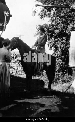 Momentaufnahme von JOEL McCrea und MAUDIE PRICKETT am Drehort offen im Herbst/Herbst 1948 während der Dreharbeiten in Durango auf DEM GEBIET VON COLORADO 1949 Regisseur RAOUL WALSH Drehbuch John Twist und Edmund H. North nach dem Roman High Sierra von W.R. Burnett Warner Bros Stockfoto