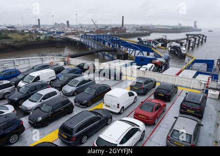 Autos auf dem Deck der MS Stena Embla in Birkenhead docken für eine Tagesüberfahrt von Liverpool Birkenhead nach Belfast Stockfoto