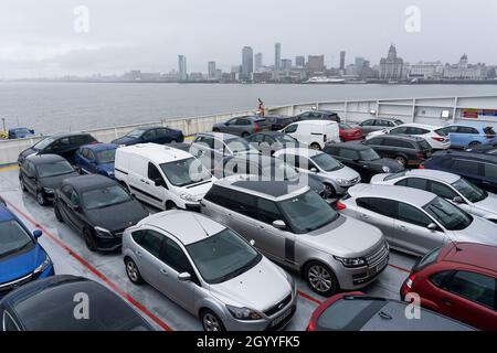 Autos auf dem Deck der MS Stena Embla in Birkenhead docken für eine Tagesüberfahrt von Liverpool Birkenhead nach Belfast Stockfoto