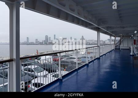 Autos auf dem Deck der MS Stena Embla in Birkenhead docken für eine Tagesüberfahrt von Liverpool Birkenhead nach Belfast Stockfoto