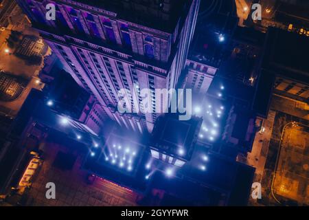 Bemerkenswertes Hochhaus Palast der Kultur und Wissenschaft, bedeckt mit Nebel, beleuchtet von farbigen Lichtern, nächtliches Stadtpanorama Stockfoto