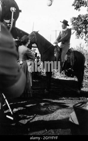 Momentaufnahme von JOEL McCrea und MAUDIE PRICKETT am Drehort offen im Herbst/Herbst 1948 während der Dreharbeiten in Durango auf DEM GEBIET VON COLORADO 1949 Regisseur RAOUL WALSH Drehbuch John Twist und Edmund H. North nach dem Roman High Sierra von W.R. Burnett Warner Bros Stockfoto