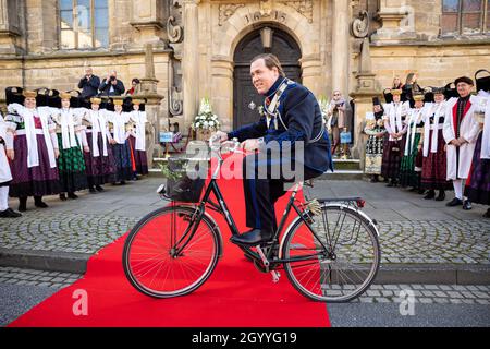 09. Oktober 2021, Niedersachsen, Bückeburg: Pieter Mulier, Schwager von Prinz Alexander zu Schaumburg-Lippe, radelt vor der Kirchenhochzeit von Prinz Alexander zu Schaumburg-Lippe und Prinzessin Mahkameh an der Bückerburger Stadtkirche vorbei. Foto: Moritz Frankenberg/dpa Stockfoto