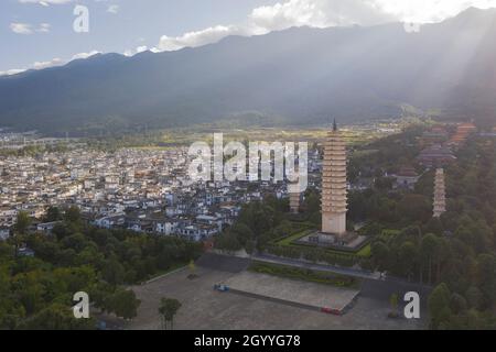 Luftaufnahme von drei Pagoden bei Sonnenuntergang, in Dali - Yunnan Stockfoto