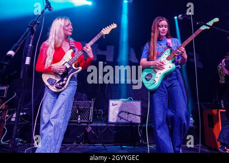 9. Oktober 2021: Rhian Teasdale und Hester Chambers von der heiß gekippten Isle of Wight-Band Wet Leg live in der Liverpool Guild of Students UK. (Bild: © Andy von Pip/ZUMA Press Wire) Stockfoto