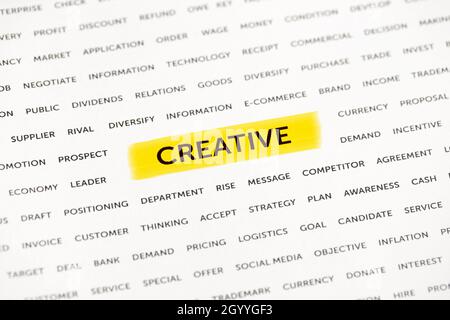 Das Wort „Creative“ wird mit einem Marker auf Papier hervorgehoben. Stockfoto