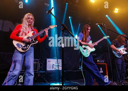 9. Oktober 2021: Rhian Teasdale und Hester Chambers von der heiß gekippten Isle of Wight-Band Wet Leg live in der Liverpool Guild of Students UK. (Bild: © Andy von Pip/ZUMA Press Wire) Stockfoto