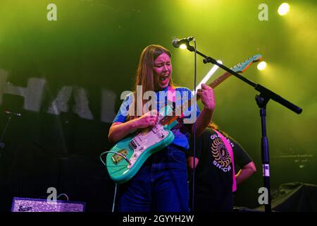 9. Oktober 2021: Rhian Teasdale von der heiß gekippten Isle of Wight-Band Wet Leg live bei Liverpool Guildoof Students UK (Foto: © Andy von Pip/ZUMA Press Wire) Stockfoto