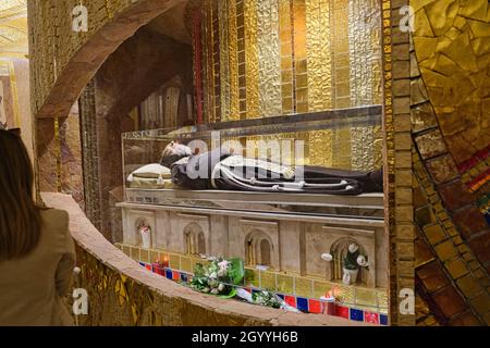 71013 SAN GIOVANNI ROTONDO, ITALIEN - 01. Sep 2021: Die Leiche von Padre Pio wird in einem Glasreliquiar im Heiligtum des Heiligen Pio in Foggia, Italien, ausgestellt Stockfoto