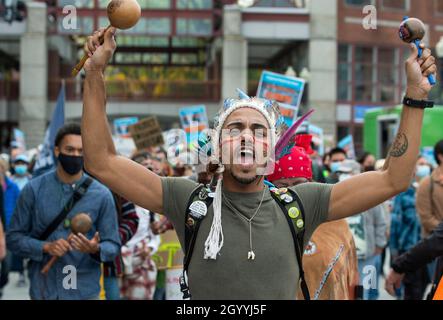 Kundgebung zum Tag der indigenen Völker, Boston, Massachusetts, USA. 09 Okt. 2021. Über 500 Indianer und Unterstützer marschierten durch das Zentrum von Boston zum Wasser im Park von Christopher Columbus. Anfang der Woche unterzeichnete der Bürgermeister von Boston, Kim Janey, einen Exekutivbefehl, der den zweiten Montag im Oktober zum „Tag der indigenen Völker“ und nicht zum Columbus-Tag (ein US-Bundesfeiertag) in Boston machte. Im Oktober 2021 haben acht US-Bundesstaaten und Washington D.C., den Tag der indigenen Völker zum Feiertag erklärt, anstatt zum Columbus-Tag. Kredit: Chuck Nacke / Alamy Live Nachrichten Stockfoto