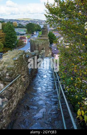 Blick entlang der mittelalterlichen Stadtmauer aus dem 13. Jahrhundert und über die Mündung in Conwy North Wales Stockfoto