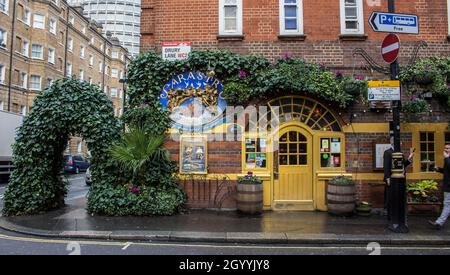 Die Blumenpracht, die das Äußere des Sarastro Restaurants in Drury Lane, London, darstellt. Viktorianisches Gebäude. Stockfoto
