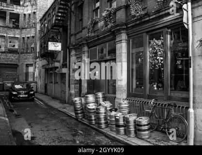 In einer Manchester-Seitenstraße gibt es This & That - ein Auto, Bierkegs, Treppen, ein Fahrrad und kaputte Fenster. Eine Reihe von Geschichten warten darauf, erzählt zu werden. Stockfoto