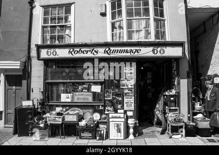 Es scheint, dass bei Roberts Rommage alles zum Verkauf steht. In der Altstadt von Hastings gibt es ein wunderbares kleines Geschäft mit Köstlichkeiten Stockfoto