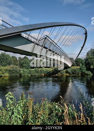 Die Millennium Bridge über den Fluss Ouse in Fulford York wurde am 10. April 2001 nach einem von Whitby Bird und Partners preisgekrönten Entwurf errichtet Stockfoto