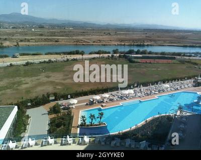 Swimmingpool am Hotel in der Nähe des Manavgat-Flusses, Side, Türkei Stockfoto