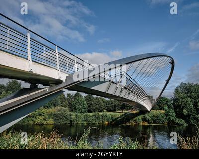 Die Millennium Bridge über den Fluss Ouse in Fulford York wurde am 10. April 2001 nach einem von Whitby Bird und Partners preisgekrönten Entwurf errichtet Stockfoto