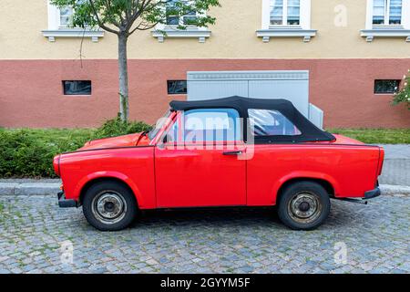 Frankfurt Oder, Deutschland. Komplett renovierte DDR/DDR/DDR/DDR Trabi Cabriolet Car mit roter Lackierung. Trabi's sind jetzt eine Kultur-Sache. Stockfoto