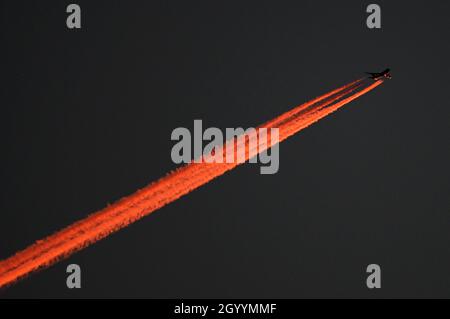 Berlin, Deutschland. Oktober 2021. Die Abendsonne färbt die Unterseite der Boeing 747 und den folgenden kontrainierten rot. Quelle: Soeren Stache/dpa-Zentralbild/dpa/Alamy Live News Stockfoto