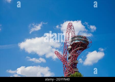 Der ArcelorMittal Orbit ist ein 114.5 Meter hoher Skulptur- und Aussichtsturm im Queen Elizabeth Olympic Park in Stratford, London. Stockfoto