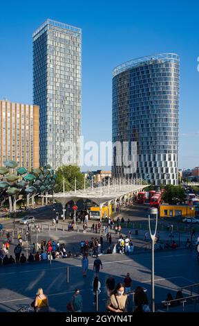 Blick hinunter in den Busbahnhof von Stratford mit hohen Gebäuden im Hintergrund Stockfoto