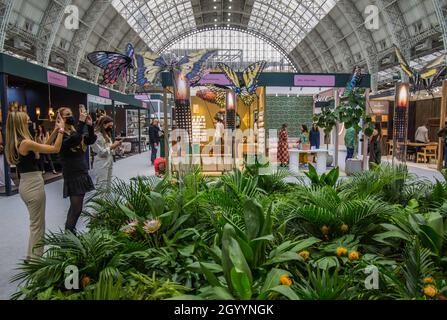 London, Großbritannien. Oktober 2021. Der Eingang zu Decorex zeigt Schmetterlinge, die von Moritz Waldemeyer entworfen wurden, Quelle: Paul Quezada-Neiman/Alamy Live News Stockfoto