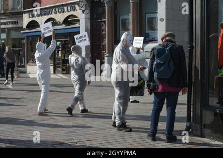 Cork City, Cork, Irland. Oktober 2021. In Cork fand eine stille Demonstration statt, um gegen die Pandemie von Covid 19 zu protestieren. Kredit; Karlis Dzjamko / Alamy Live News Stockfoto