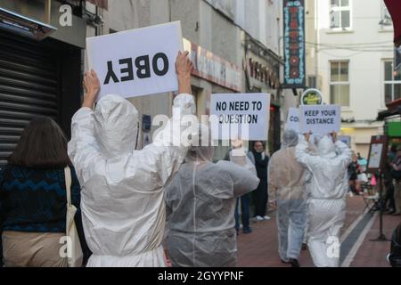 Cork City, Cork, Irland. Oktober 2021. In Cork fand eine stille Demonstration statt, um gegen die Pandemie von Covid 19 zu protestieren. Kredit; Karlis Dzjamko / Alamy Live News Stockfoto