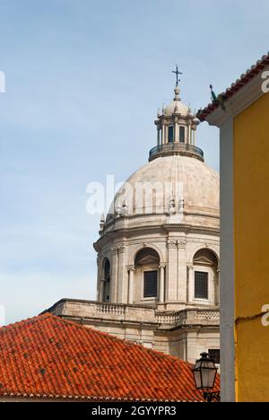 Pantheon von Lissabon und rot geflieste Dächer in einer vertikalen Architekturlandschaft - Lissabon, Portugal Stockfoto