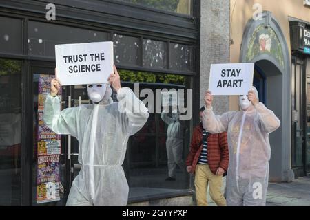 Cork City, Cork, Irland. Oktober 2021. In Cork fand eine stille Demonstration statt, um gegen die Pandemie von Covid 19 zu protestieren. Kredit; Karlis Dzjamko / Alamy Live News Stockfoto