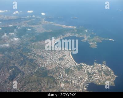 Mit dem Flugzeug von Rio de Janeiro nach Foz do Iguaçu - Luftaufnahme von Nitreói (Metropolregion Rio de Janeiro, Föderative Republik Brasilien) Stockfoto