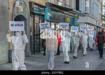 Cork City, Cork, Irland. Oktober 2021. In Cork fand eine stille Demonstration statt, um gegen die Pandemie von Covid 19 zu protestieren. Kredit; Karlis Dzjamko / Alamy Live News Stockfoto