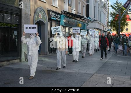 Cork City, Cork, Irland. Oktober 2021. In Cork fand eine stille Demonstration statt, um gegen die Pandemie von Covid 19 zu protestieren. Kredit; Karlis Dzjamko / Alamy Live News Stockfoto