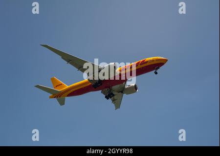 09.10.2021, Singapur, Republik Singapur, Asien - die DHL-Fluggesellschaft Boeing 777-200F Cargo Jet von AeroLogic nähert sich dem Changi Airport zur Landung. Stockfoto