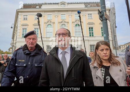 Wien, Österreich. Oktober 2021. Der österreichische Außenminister Alexander Schallenberg (C) ist in Wien, Österreich, am 10. Oktober 2021 zu sehen. Bundeskanzler Sebastian kurz kündigte am Samstagabend seinen Rücktritt an und schlug Außenminister Alexander Schallenberg als Nachfolger vor. Quelle: Georges Schneider/Xinhua/Alamy Live News Stockfoto