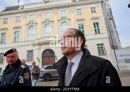 Wien, Österreich. Oktober 2021. Der österreichische Außenminister Alexander Schallenberg (R) ist in Wien, Österreich, am 10. Oktober 2021 zu sehen. Bundeskanzler Sebastian kurz kündigte am Samstagabend seinen Rücktritt an und schlug Außenminister Alexander Schallenberg als Nachfolger vor. Quelle: Georges Schneider/Xinhua/Alamy Live News Stockfoto