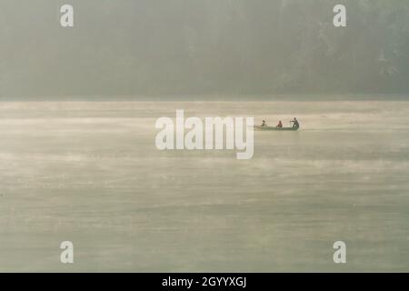 Pokhara, Nepal - 21. November 2015: Touristen rudern auf einem Boot über den See von Fewa. Stockfoto