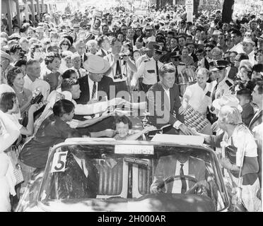 Senator John F. Kennedy (rechts) und Senator Lyndon B. Johnson (links mit Hut) werden zusammen mit Senator Kennedys Mutter Rose Kennedy (in der Mitte, im Auto sitzend) von Unterstützern begrüßt, als sie den Burnett Park auf dem Weg nach Dallas, Texas, verlassen. Die beiden waren im US-Bundesstaat, der sich für den Präsidenten- und den Vizepräsidentschaftsposten der USA auf der Democratic-Karte einsetzte. Fort Worth, Texas, 1960. Stockfoto