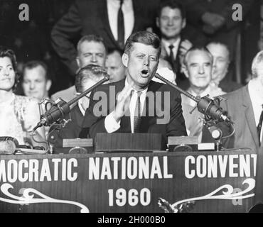 Senator John F. Kennedy spricht über das Nationalübereinkommen der Demokratischen Partei, nachdem er einstimmig zum Präsidenten der Vereinigten Staaten ernannt wurde. Los Angeles, 13. Juli 1960.
