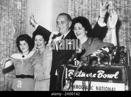 Senator Lyndon B. Johnson stellt auf einer Pressekonferenz seine Töchter und Ehefrau im Teenageralter vor, nachdem er zum Vizepräsidenten für die Demokratische Partei ernannt worden war. Von links nach rechts: Lucy Baines, 13, Mrs. Johnson und Lynda Byrd, 16. Los Angeles, 8. Juli 1960. Stockfoto