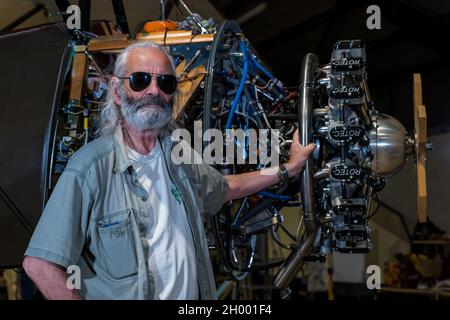 Senior man bei der Replik WWI Sopwith 1 1/2 Strutter Flugzeug Doppeldecker im Bau von Aviation Preservation Society of Scotland, East Lothian, UK Stockfoto