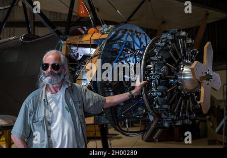 Senior man bei der Replik WWI Sopwith 1 1/2 Strutter Flugzeug Doppeldecker im Bau von Aviation Preservation Society of Scotland, East Lothian, UK Stockfoto