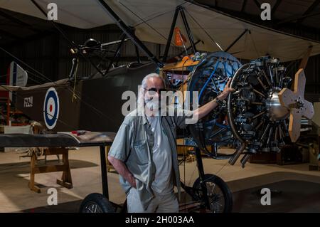 Senior man bei der Replik WWI Sopwith 1 1/2 Strutter Flugzeug Doppeldecker im Bau von Aviation Preservation Society of Scotland, East Lothian, UK Stockfoto