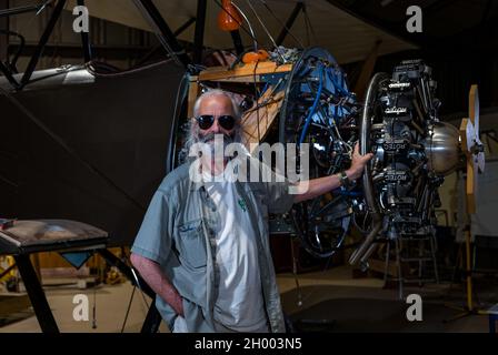 Senior man bei der Replik WWI Sopwith 1 1/2 Strutter Flugzeug Doppeldecker im Bau von Aviation Preservation Society of Scotland, East Lothian, UK Stockfoto