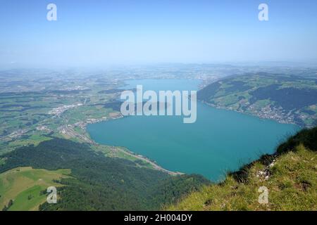 Zugersee in der Schweiz im Sommer. Blick von der Spitze des Rigi Kulm. Stockfoto