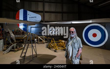 Senior man bei der Replik WWI Sopwith 1 1/2 Strutter Flugzeug Doppeldecker im Bau von Aviation Preservation Society of Scotland, East Lothian, UK Stockfoto