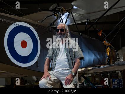 Senior man bei der Replik WWI Sopwith 1 1/2 Strutter Flugzeug Doppeldecker im Bau von Aviation Preservation Society of Scotland, East Lothian, UK Stockfoto