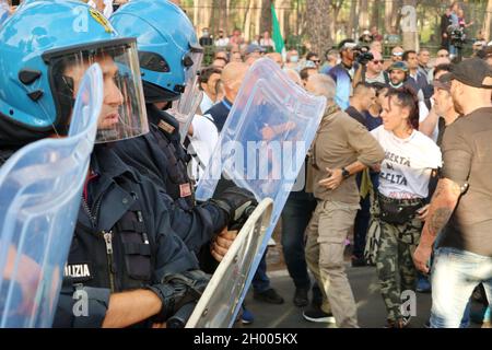 Zusammenstöße zwischen Polizeikräften und Demonstranten gegen den „Green Pass“, das Covid 19-Impfzertifikat, Rom, Italien, 9. Oktober 2021. Ab Oktober 15 ist in Italien der Green Pass für alle Arbeitnehmer obligatorisch. In mehr als 20 italienischen Städten, darunter Rom, Turin, Mailand, Neapel und vielen anderen, fordern die Demonstranten die Regierung auf, die Menschen frei impfen zu lassen und den Green Pass abzuschaffen. (Foto: Elisa Gestri/Sipausa) Stockfoto