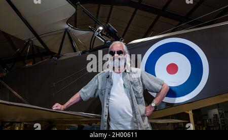 Senior man bei der Replik WWI Sopwith 1 1/2 Strutter Flugzeug Doppeldecker im Bau von Aviation Preservation Society of Scotland, East Lothian, UK Stockfoto